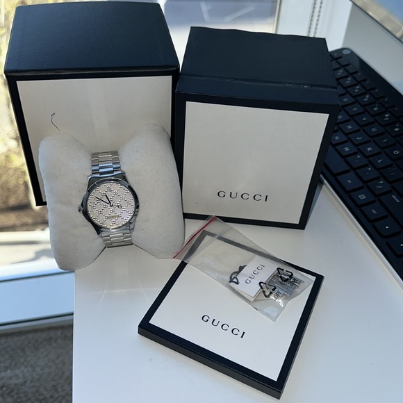Gucci watch. Silver. Comes with the additional links, booklet and box - Picture 5 of 8